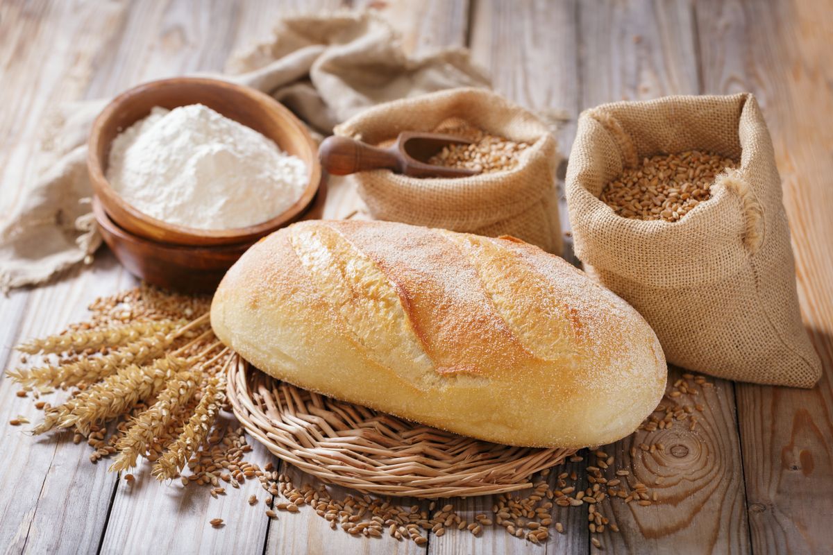 Close,Up,Of,Fresh,Bread,,Bowl,Of,Flour,,Wheat,Grains