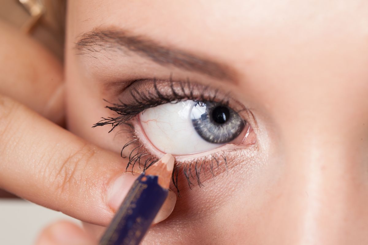 Woman,Applying,Eyeliner,On,Eyelid,With,Pencil