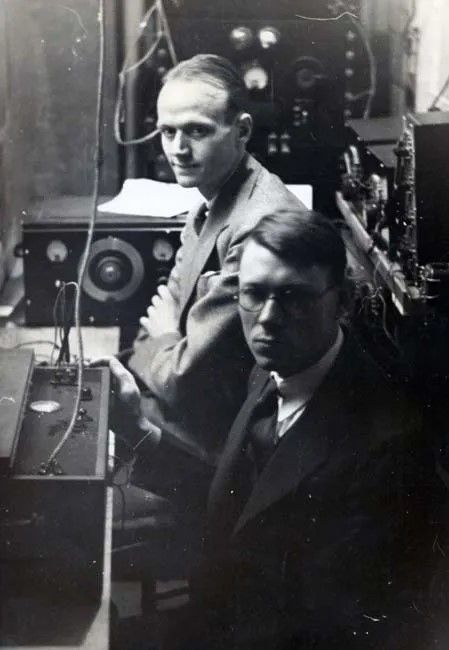 Ernest Glen Wever és Charles William Bray, telefon, macska