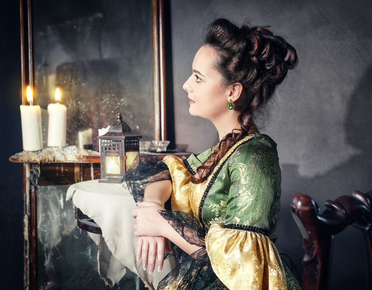 Beautiful,Woman,In,Medieval,Dress,Near,Mirror