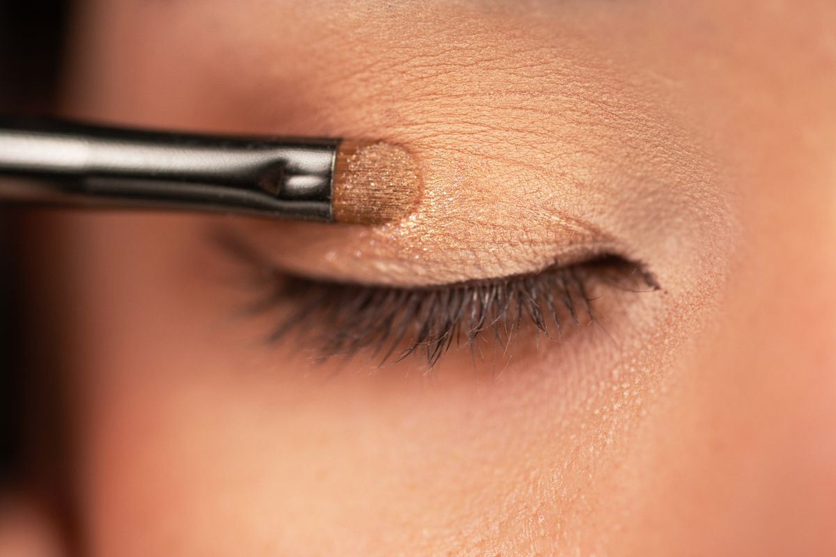 Extreme,Close-up,Of,A,Woman's,Eyelid,With,A,Makeup,Brush