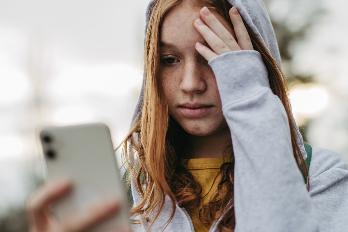 tinédzser, online visszaélés, cyberbullying, grooming, online behálózás