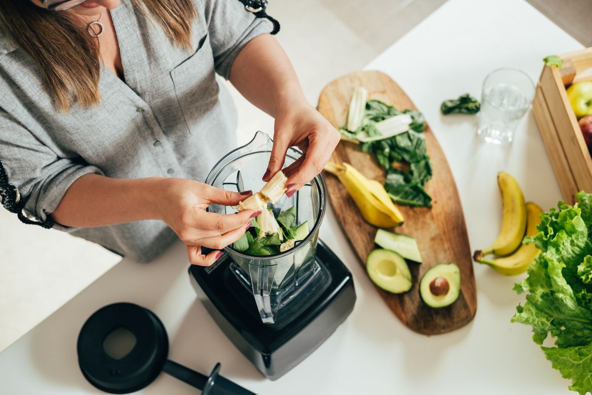 Woman,Is,Preparing,A,Healthy,Detox,Drink,In,A,Blender