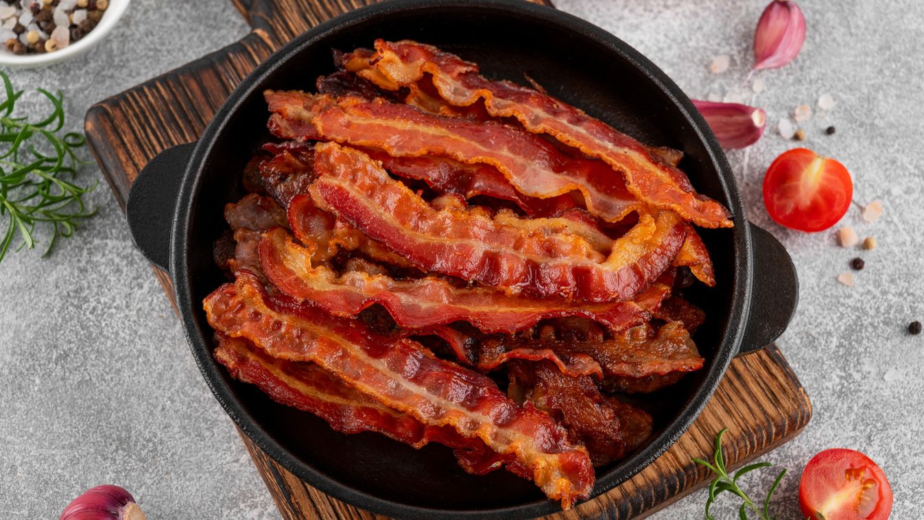 Fried,Slices,Of,Bacon,For,Breakfast,In,A,Cast,Iron