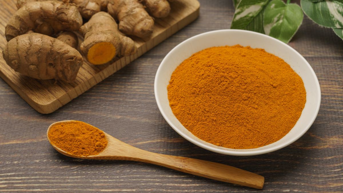 Turmeric,And,Turmeric,Powder,On,Wood,Grain,Background.