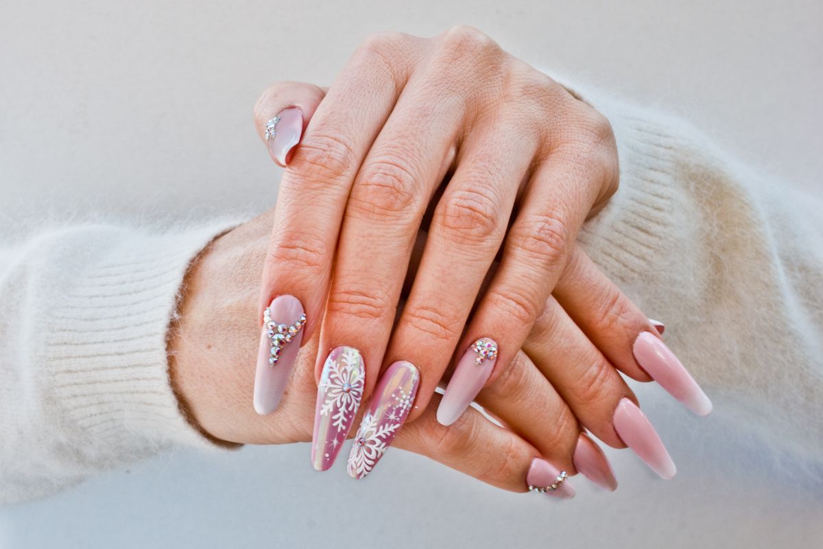 Nails,With,Pink,Decorations,To,Celebrate,Christmas,And,New,Year's