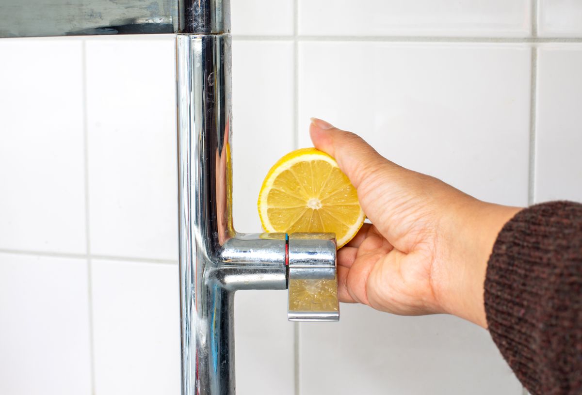 Close,Up,A,Woman,Doing,Housework,Using,Lemon,As,A