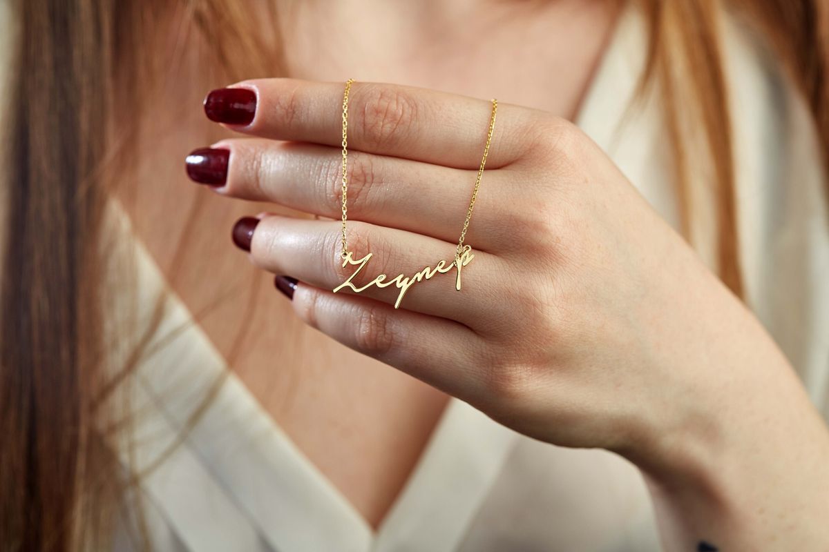 Young,Lady,Dressed,In,White,Clothes,And,Necklace,With,Gold