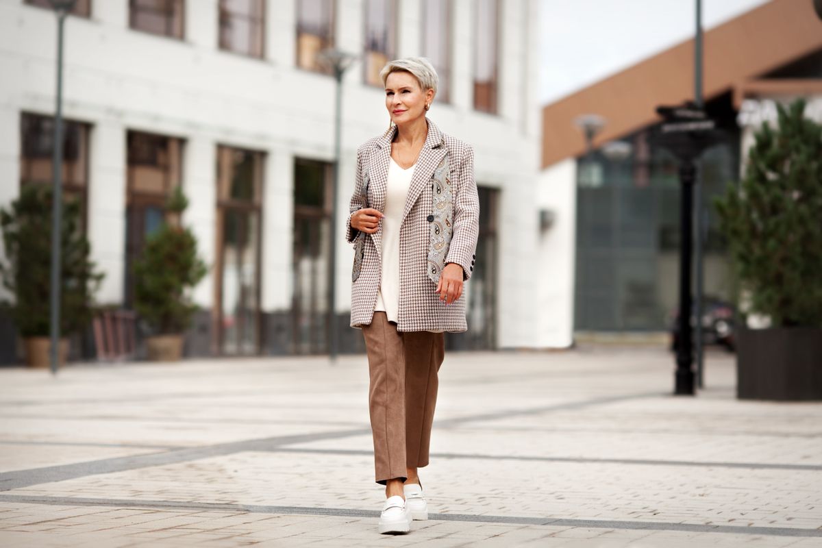 Full,Length,Fashionable,Woman,Walking,Street,City,And,Wears,Trendy