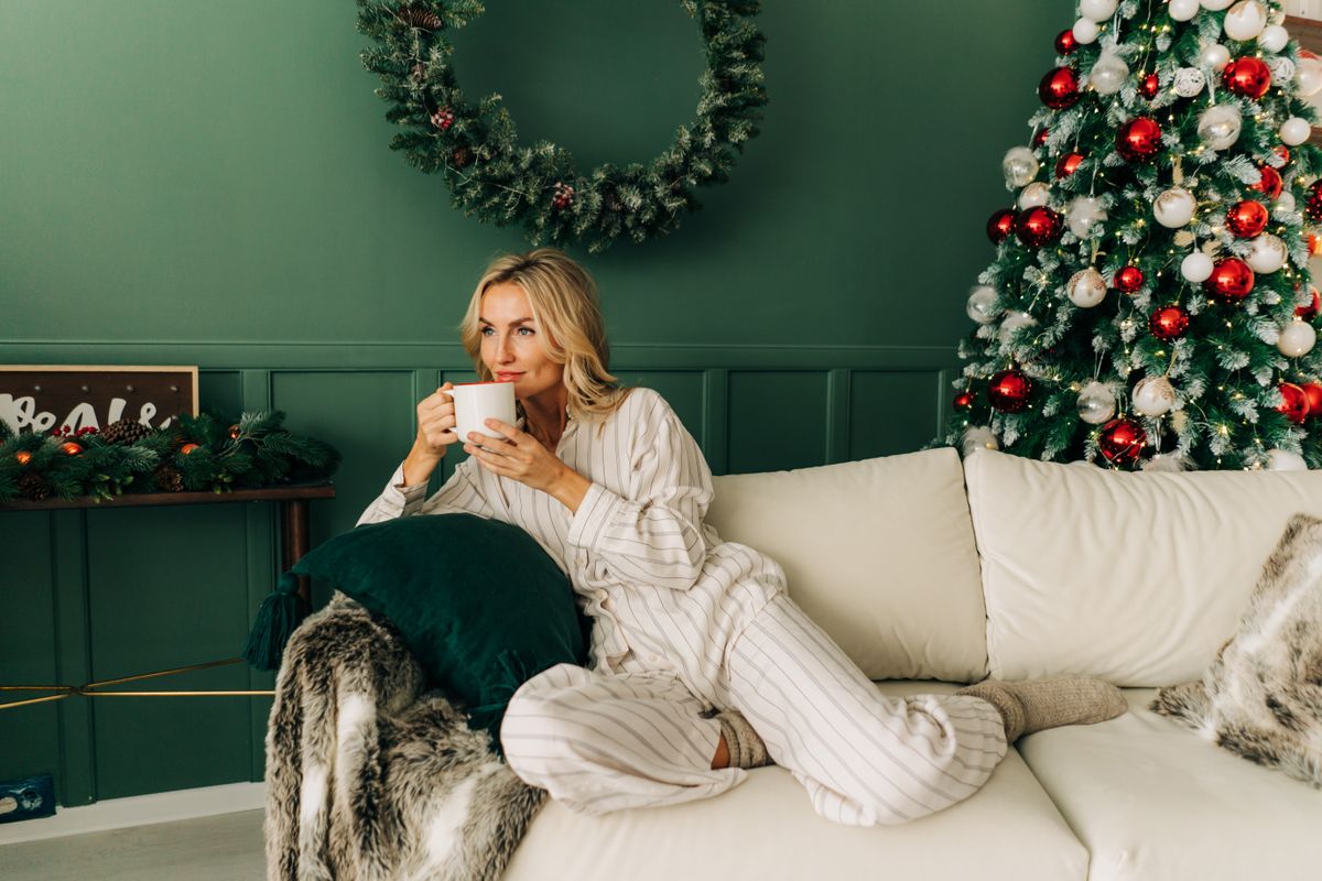 Gorgeous,Caucasian,Blond,Woman,Sitting,On,Sofa,On,Christmas,Morning