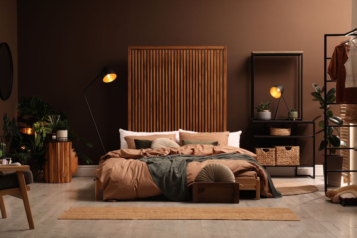 Stylish,Room,Interior,With,Large,Bed,Near,Brown,Wall