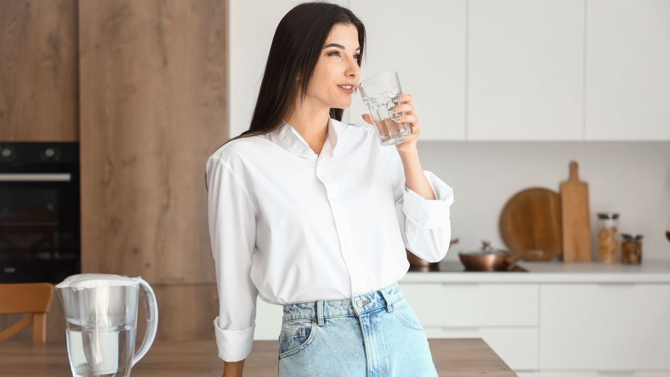 Young,Woman,Drinking,Filtered,Water,In,Kitchen, vízivás