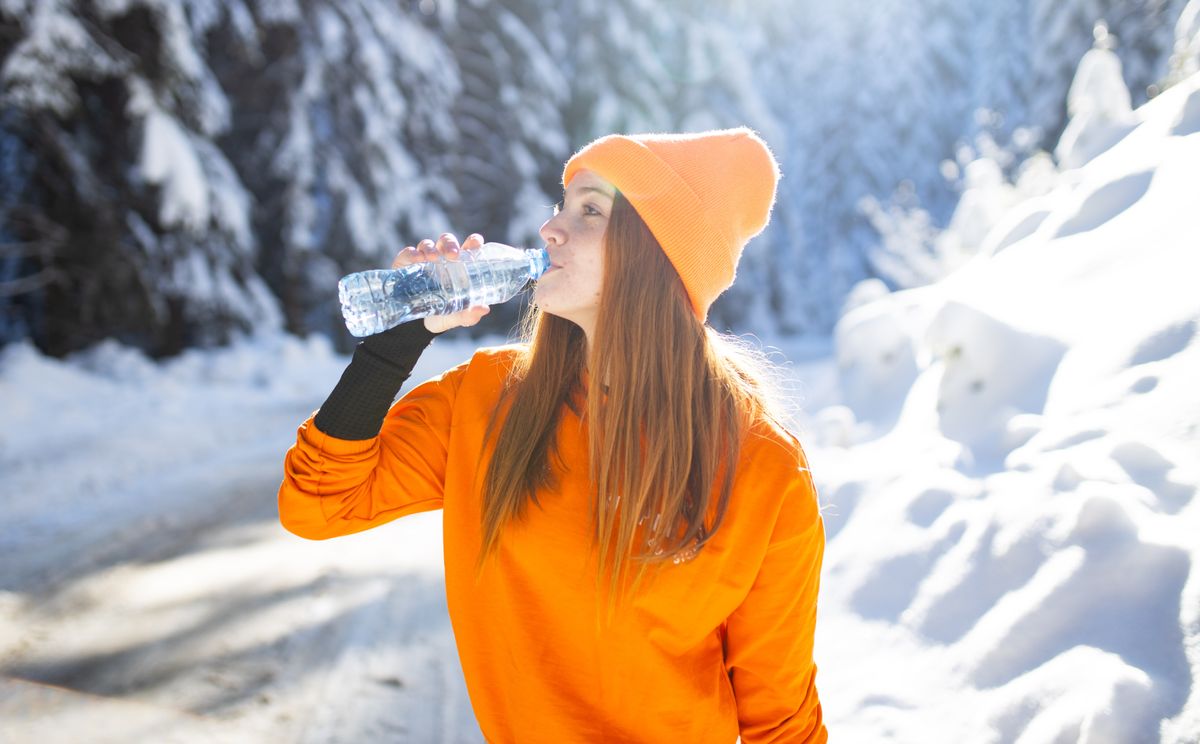 Az ivóvíz rendszeres fogyasztása alapvető fontosságú a bőrünk hidratálásához télen is