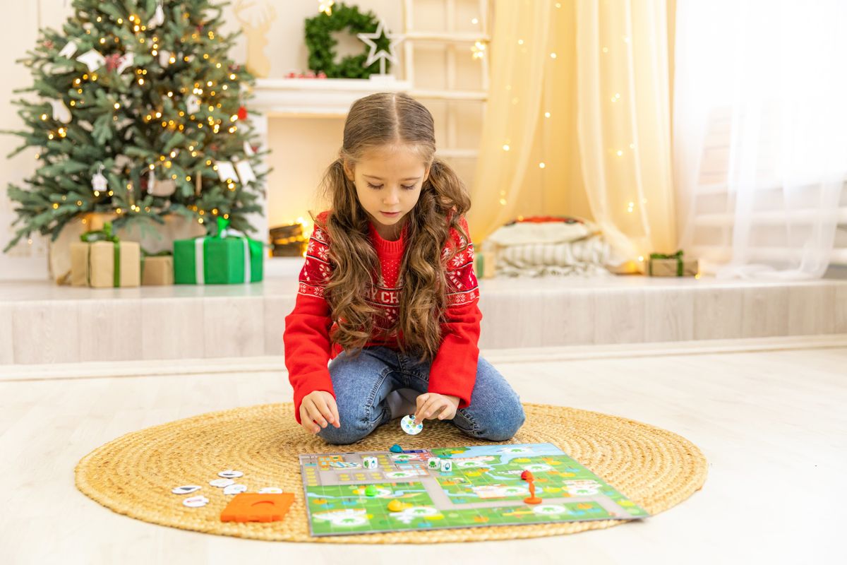 Board,Game,And,Kids,Leisure,Concept,-,Little,Blonde,Girl