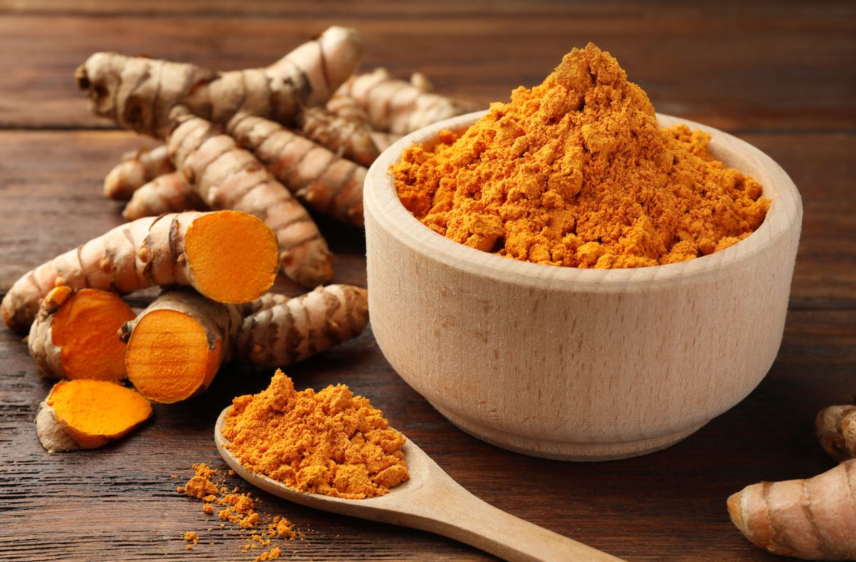 Aromatic,Turmeric,Powder,And,Raw,Roots,On,Wooden,Table,,Closeup