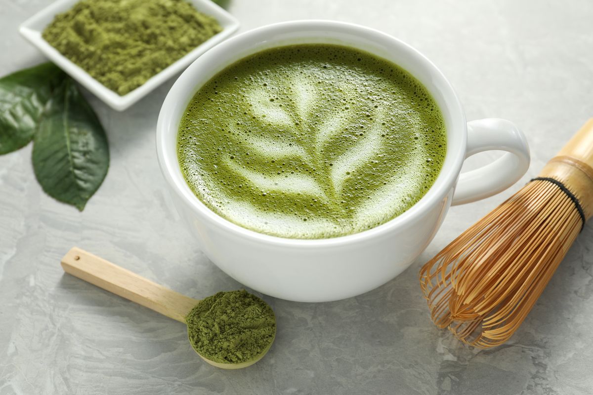 Cup,Of,Fresh,Matcha,Latte,,Powder,And,Bamboo,Whisk,On