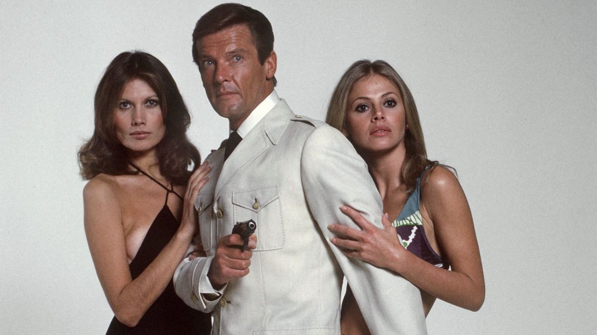 Roger Moore, balján Maud Adams, egykori Bond-lány, jobbján pedig Britt Eklund