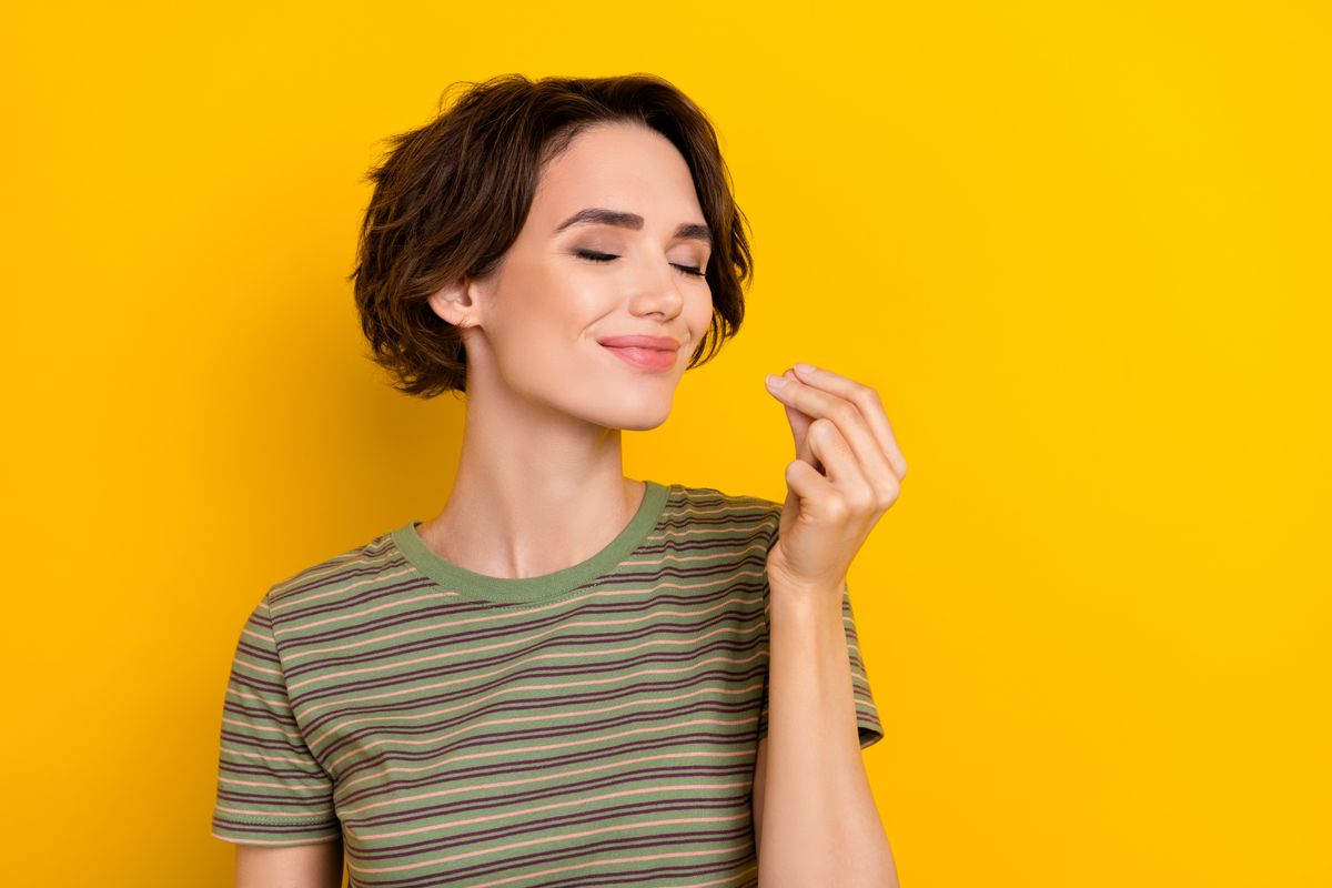 Closeup,Photo,Of,Young,Smiling,Sniff,Girl,Showing,Cool,Aroma