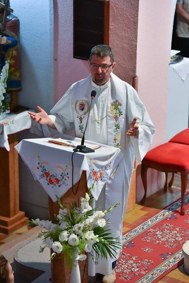 Reggel még misét tart délben pedig már sztárszakács a konyhában