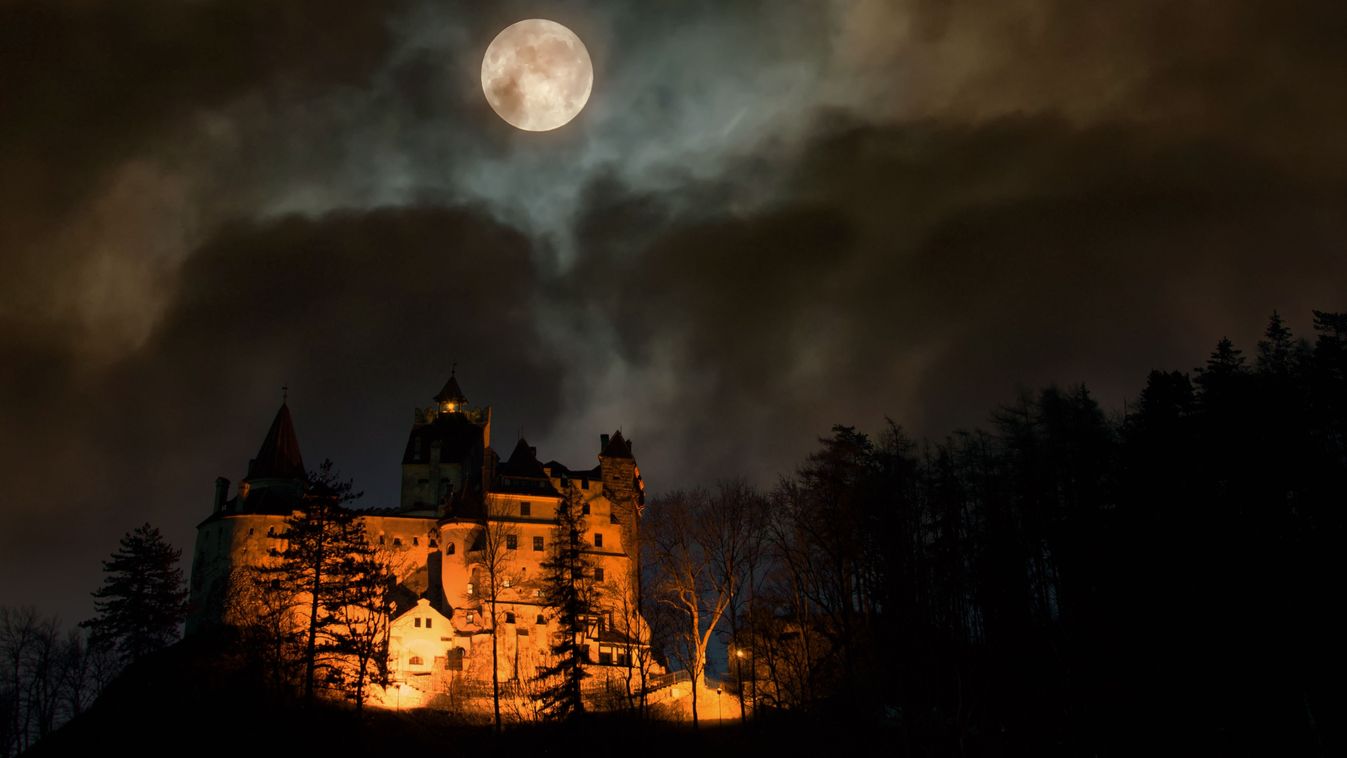 Bran,Castle,,Transylvania,,Romania.,Medieval,Building,,Dracula's,Castle.,Mystical,Night