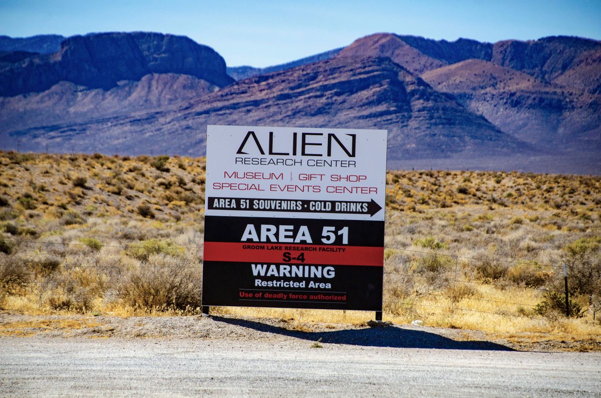 Az egyik legismertebb és legrejtélyesebb terület, amely évtizedek óta foglalkoztatja a világ képzeletét, az amerikai "Area 51", egy titkos katonai létesítmény a Nevada-sivatag szívében. 