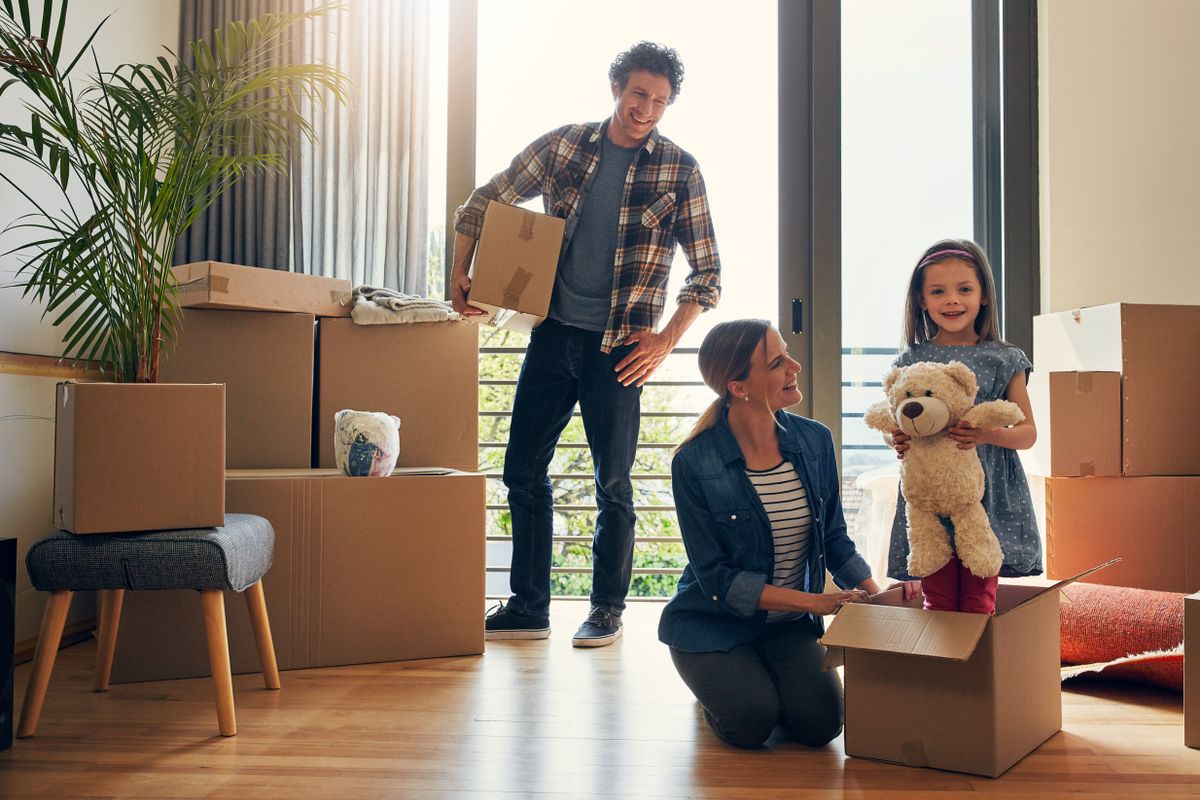 Moving,,Parents,And,Portrait,Of,Child,In,New,Home,Bonding, otthonfelújítás