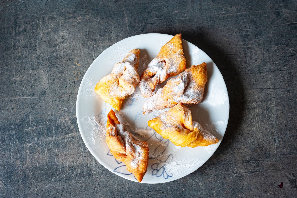 Hungarian,Crisp,Sweet,Pastry,¨csöröge,Fánk¨,(angel,Wings),With,Powdered