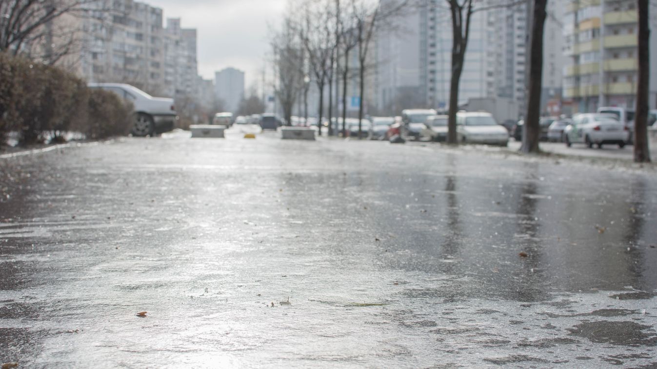 Freezing,Rain,In,Kyiv,,Ukraine.,Roads,,Playgrounds,,Sidewalks,Are,Covered, ónos eső