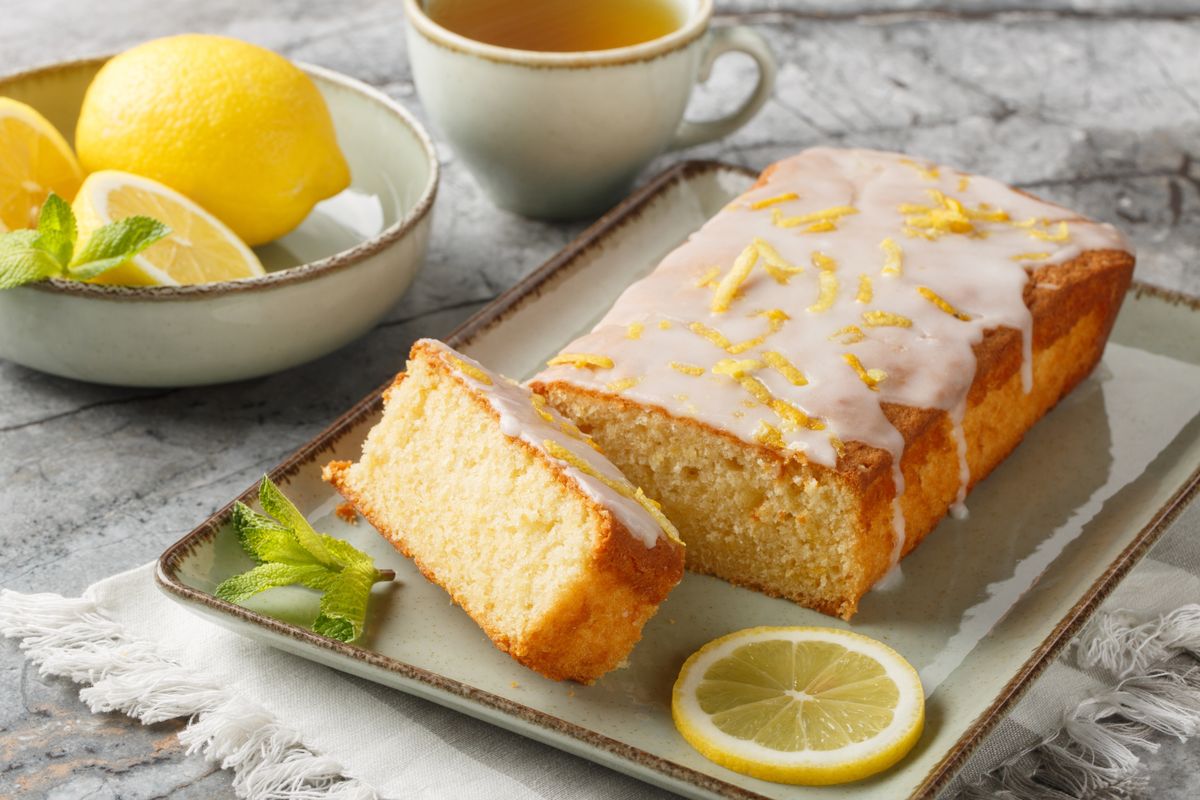 Lemon,Drizzle,Cake,With,Lemon,Zest,And,Icing,Is,A