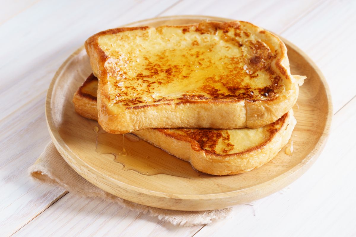 French,Toast,With,Honey,Syrup,On,Wooden,Plate