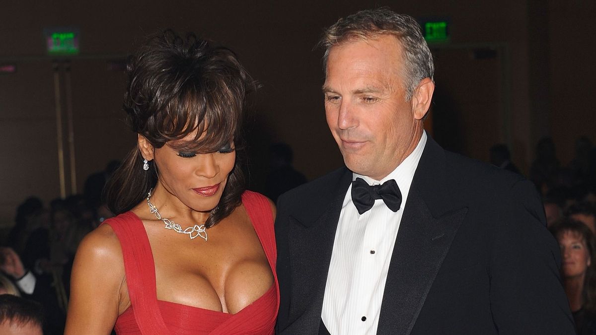 Whitney Houston és Kevin Costner, aki Whitney Houston testőre volt a Több mint testőr című filmben.