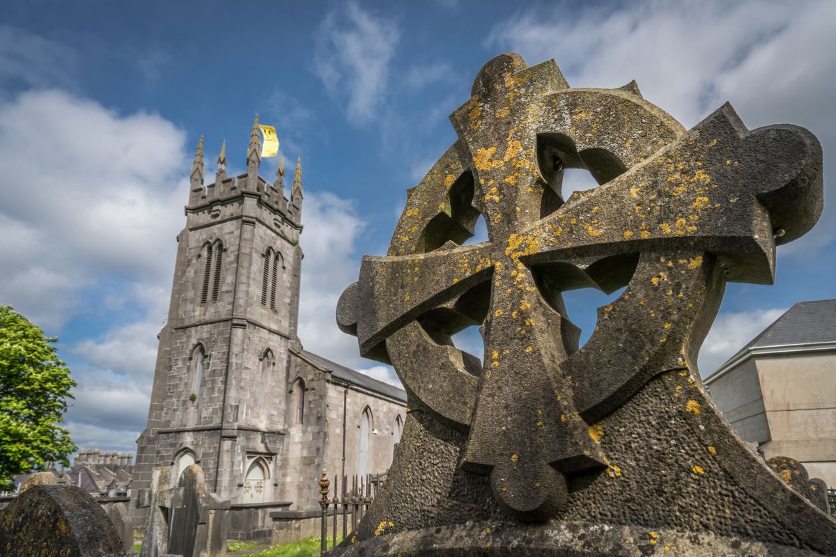 Celtic,Cross,On,A,Tomb,In,A,Cemetery,In,Limerick, magdolna-mosodák