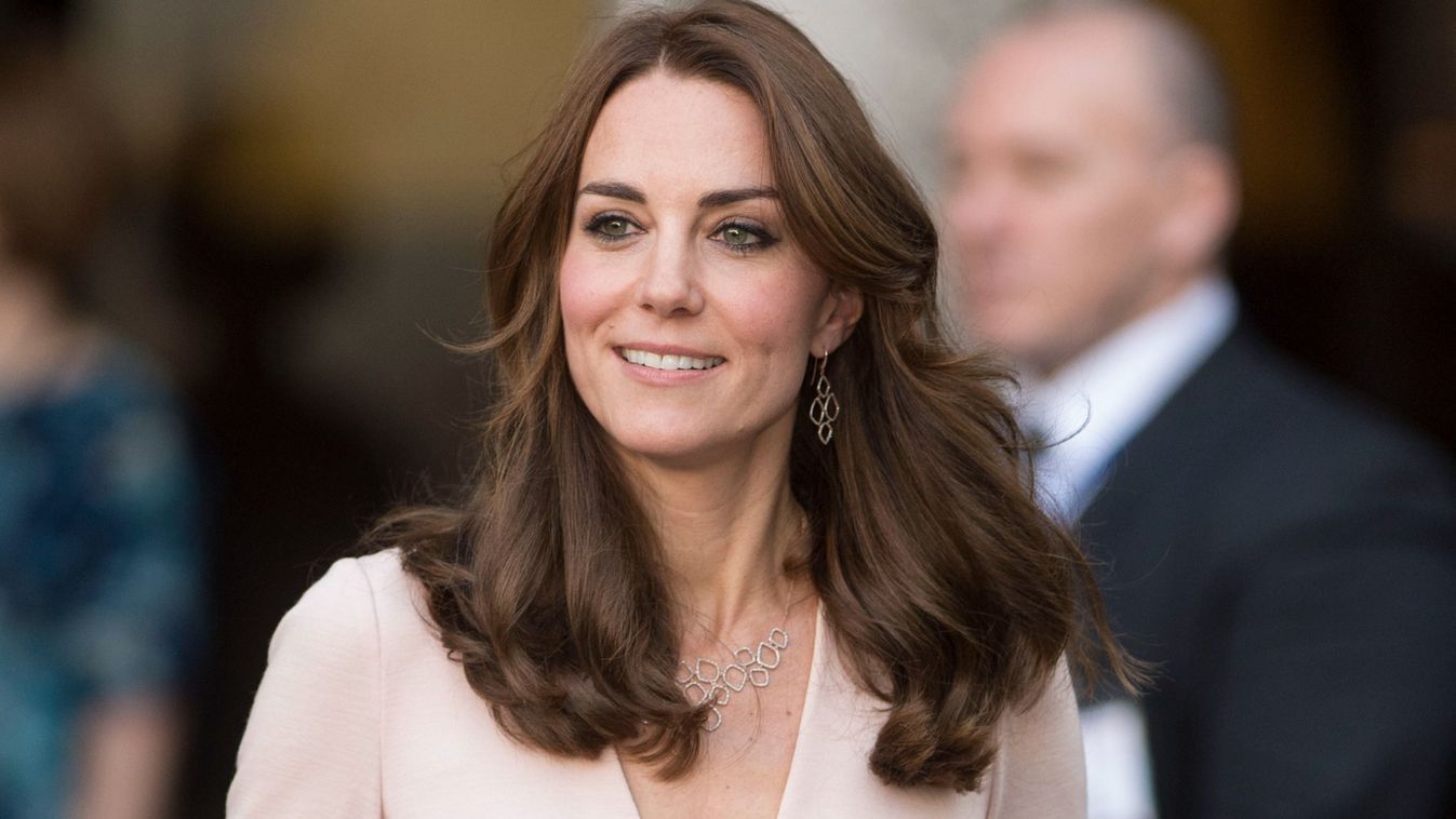 The Duchess Of Cambridge Visits The "Vogue 100: A Century Of Style" Exhibition Katalin hercegné