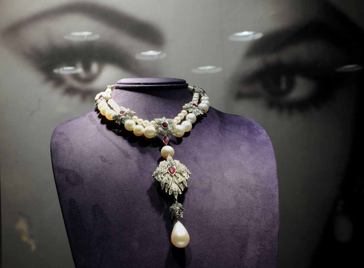 Elizabeth Taylor’s La Peregrina pearl necklace