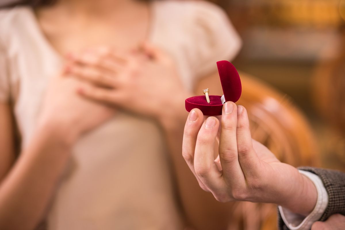 Young,Man,Is,Presenting,Engagement,Ring,To,His,Girlfriend.