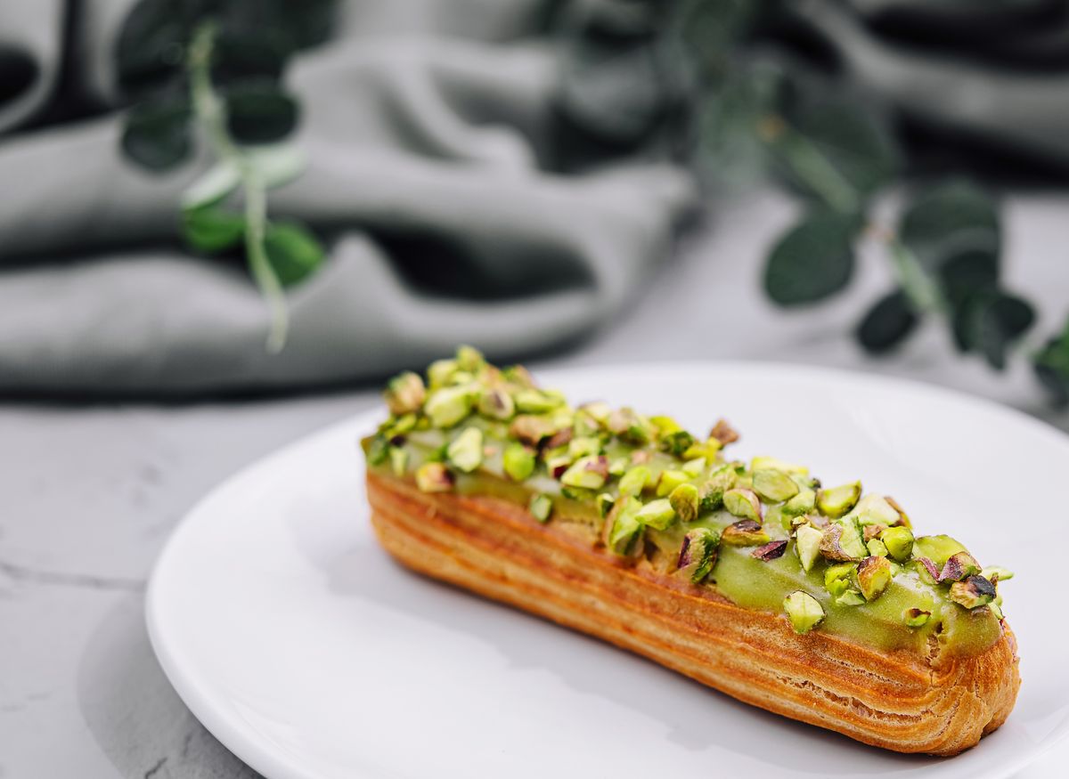 Sweet,Eclairs,With,Dry,Pistachios,On,Plate