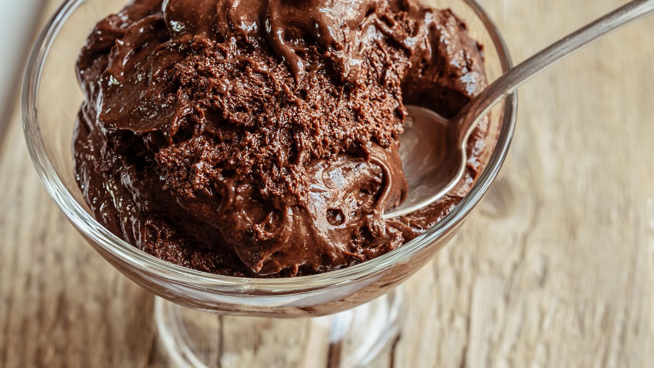 A,Transparent,Bowl,With,Chocolate,Mousse,-,Traditional,French,Dessert