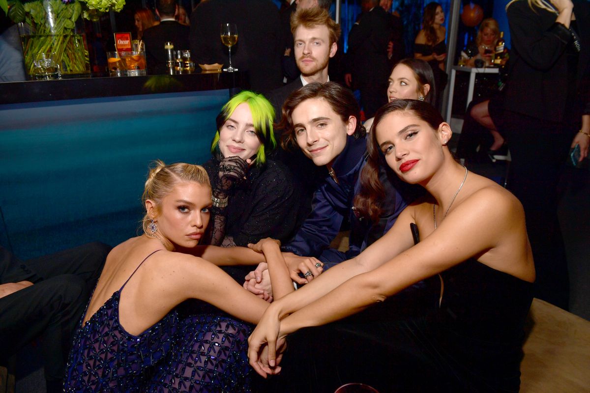 BEVERLY HILLS, CALIFORNIA - FEBRUARY 09: (L-R) Stella Maxwell, Billie Eilish, Finneas O'Connell, Timothée Chalamet, and Sara Sampaio attend the 2020 Vanity Fair Oscar Party hosted by Radhika Jones at Wallis Annenberg Center for the Performing Arts on February 09, 2020 in Beverly Hills, California. (Photo by Matt Winkelmeyer/VF20/WireImage)