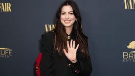 Anne Hathaway mellbimbója volt a bemutató sztárja: teljesen átlátszó ruhában fotózták