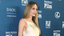 Angelina Jolie melltartó nélkül jelent meg a vörös szőnyegen - Fotón a sokat sejtető estélyi