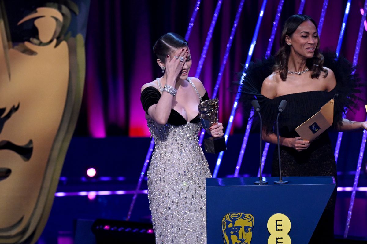 EE BAFTA Film Awards 2025 - Show, Selena Gomez a fejét fogja, miután nagyot bakizott a 2025-ös BAFTA-gálán