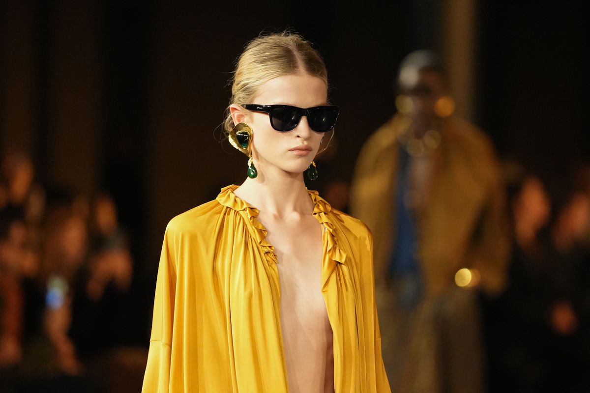 Saint Laurent: Runway - Paris Fashion Week - Womenswear Spring-Summer 2025