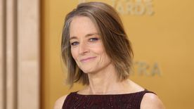 Jodie Foster ritkán látott fiával érkezett a SAG-gálára: Charlie az édesanyja szakasztott mása