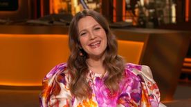 Szívmelengető pillanatok: különleges ajándékkal köszöntötték gyerekei az 50 éves Drew Barrymore-t - Videó