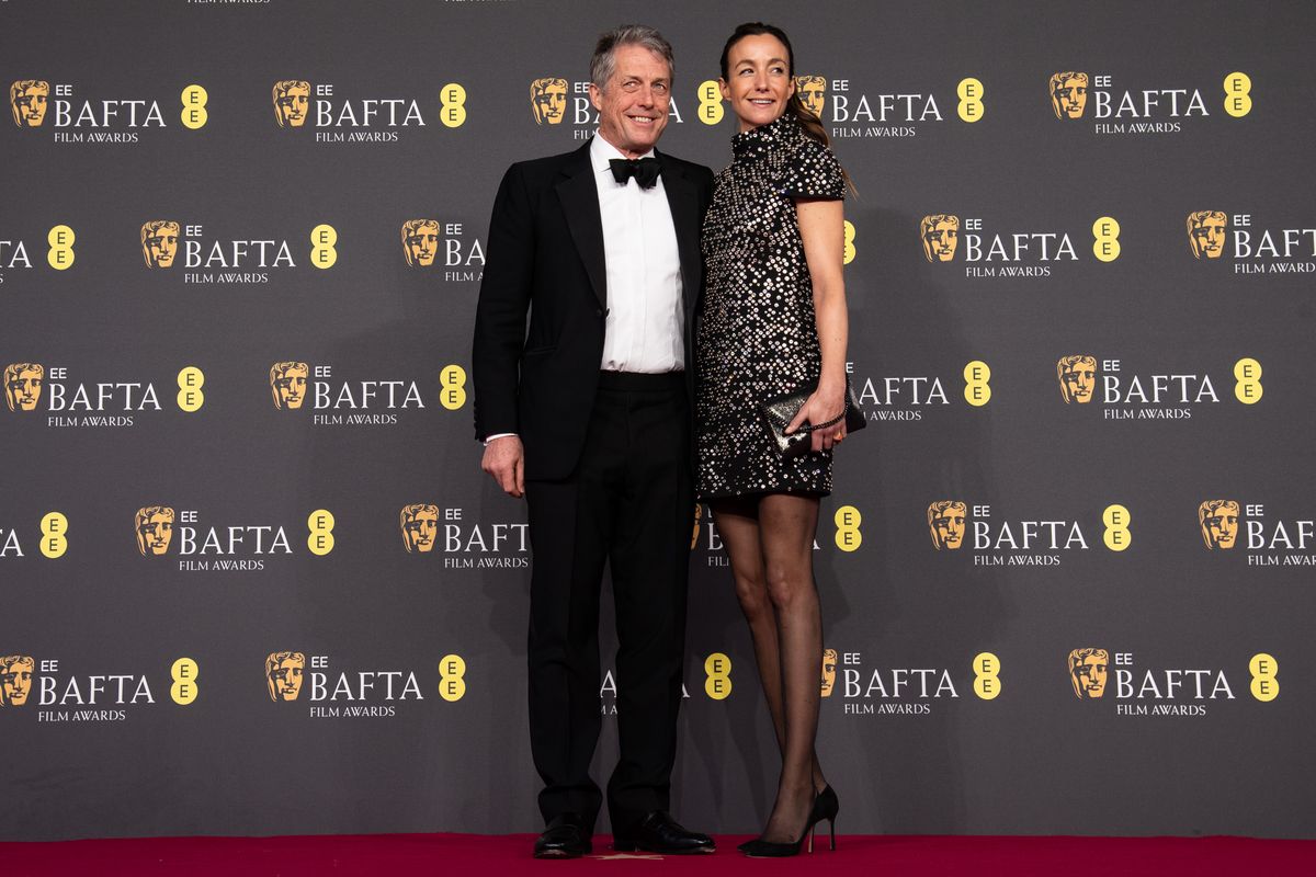 Hugh Grant és felesége a 2025-ös BAFTA-gálán