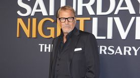 Kevin Costner a szemével vetkőztette le Chert:  pillantásától felforrt az egész stúdió