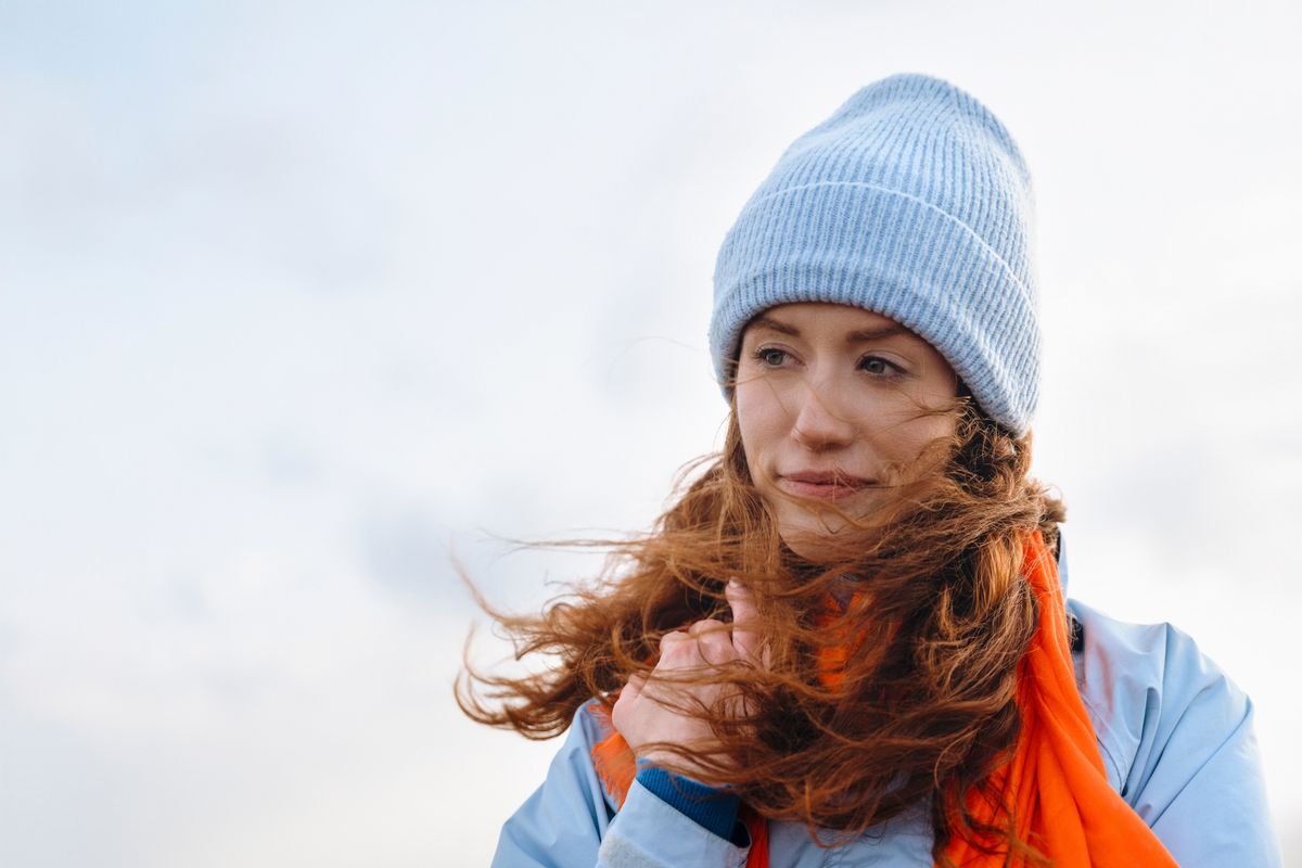 Young,Woman,Wearing,Winter,Hat,And,Scarf,With,Wind-blown,Hair, hideg