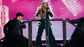 Hivatalosan is szingli: telt házas koncertjén küszködött könnyeivel Jennifer Lopez - Videó