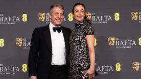 Szeretőből lett feleségével jelent meg Hugh Grant a BAFTA-gálán