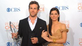 Sandra Bullock meztelenül esett Ryan Reynoldsra: elmondta a véleményét a kínos esetről